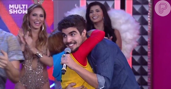 Caio Castro abraça assistente de palco do programa 'Tudo pela Audiência' depois de beijá-la em programa