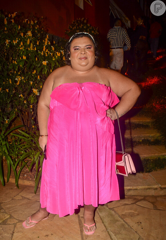 Rainha Mattos aposta em vestido rosa chamativo para look de festa de aniversário da Marina Sena