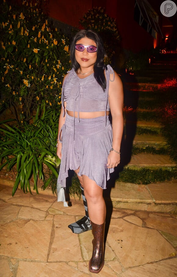 Blogueirinha monta look com conjunto lilás e bota ortopédica para festa de aniversário da Marina Sena