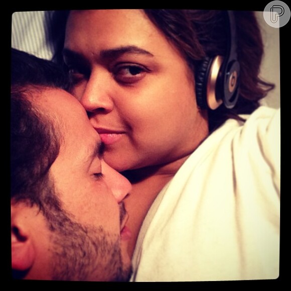 Preta publicou uma foto carinhosa com o marido no dia 21 de março de 2013: 'Momento denguinho antes de dormir'