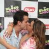 Preta posa beijando Carlos Henrique em 14 de fevereiro de 2013, antes de se apresentar em uma casa de shows do Rio de Janeiro