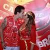 Preta posou beijando Cacau, como ela chamava o então marido, Carlos Henrique, antes do show no Camarote da Brahma, na Marquês de Sapucaí, no Rio, em 12 de fevereiro de 2013