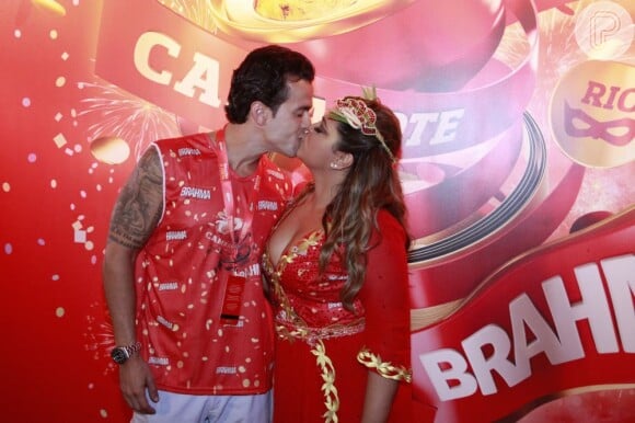 Preta posou beijando Cacau, como ela chamava o então marido, Carlos Henrique, antes do show no Camarote da Brahma, na Marquês de Sapucaí, no Rio, em 12 de fevereiro de 2013