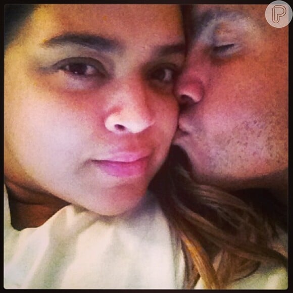 Carlos Henrique posa beijando Preta no rosto durante as férias em Fernando de Noronha, em 17 de fevereiro