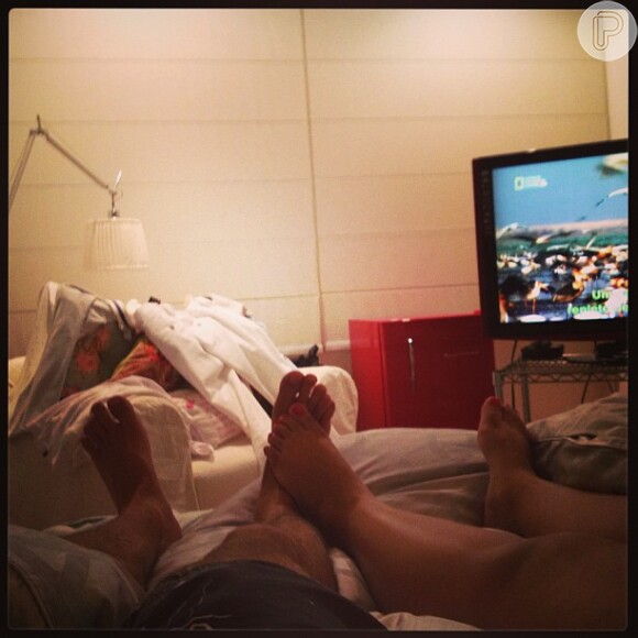 Preta publicou uma foto na cama com Carlos Henrique, logo após o Carnaval