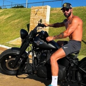 Além de carros, Gusttavo Lima também investe em motos! O cantor possui uma Harley-Davidson Fat Boy, que pode custar a partir de R$ 65.400,00