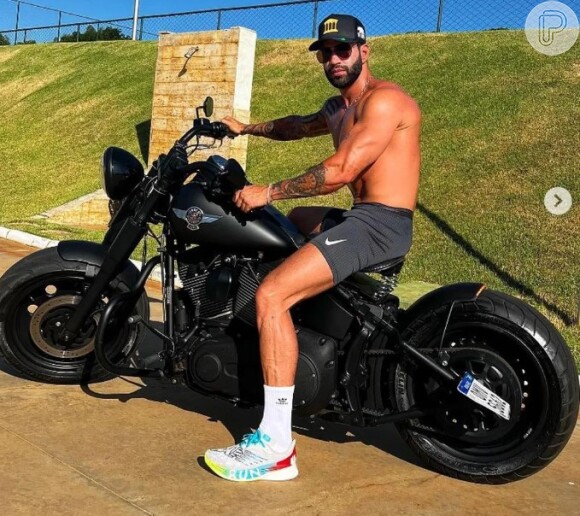 Além de carros, Gusttavo Lima também investe em motos! O cantor possui uma Harley-Davidson Fat Boy, que pode custar a partir de R$ 65.400,00