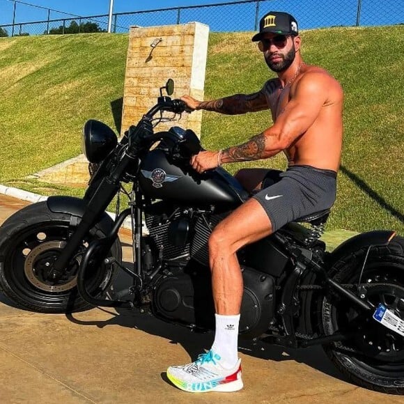 Além de carros, Gusttavo Lima também investe em motos! O cantor possui uma Harley-Davidson Fat Boy, que pode custar a partir de R$ 65.400,00