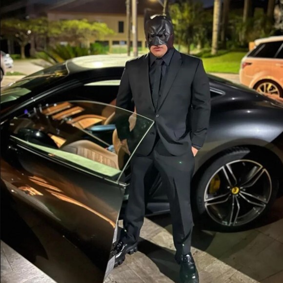 O sertanejo Kauan possui "apenas" um Ferrari, que pode a partir de R$ 3,4 milhões