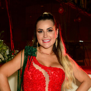 Deolane Bezerra é um dos destaques da Grande Rio