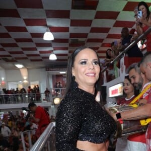 Viviane Araujo escolheu um look preto e brilhoso para ensaio do Salgueiro