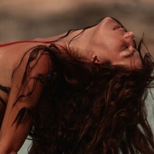 Mariana Goldfarb faz topless e esbanja beleza natural ao expor os seus seios