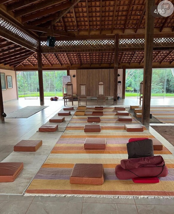 Mariana Goldfarb compartilhou álbum de fotos mostrando centro de yoga