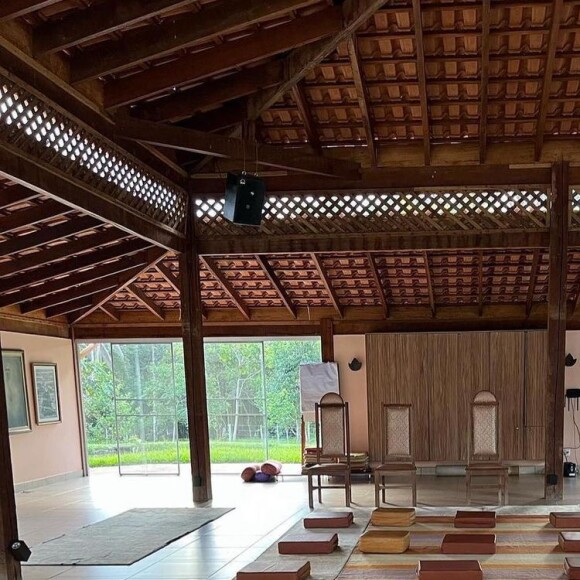 Mariana Goldfarb compartilhou álbum de fotos mostrando centro de yoga