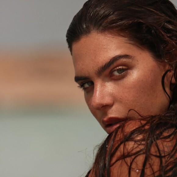 Mariana Goldfarb nua: ex de Cauã Reymond posa de topless na praia e surpreende com beleza natural em praia