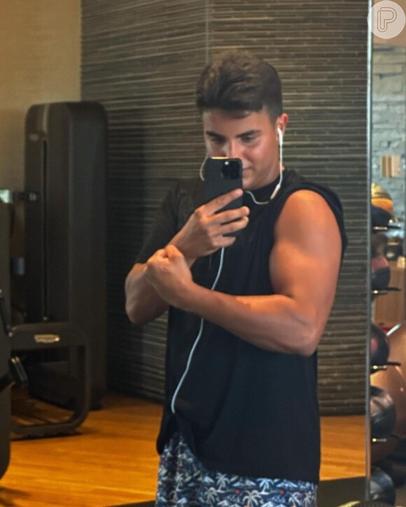 Marcelo Sangalo Cady tem viralizado ao exibir o braço musculoso na web