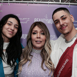 Simony recebeu os filhos Pyetra e Ryan em show. Cantora é mãe de outros dois filhos, Aysha e Anthony