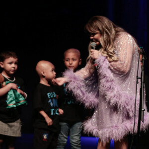 Simony recebeu em seu show crianças que enfrentam o câncer