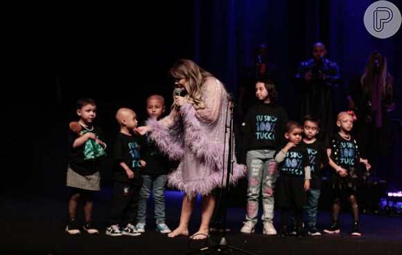 Simony recebeu em seu show crianças que enfrentam o câncer