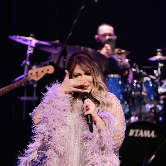 Simony chorou durante primeiro show após vencer o câncer: 'Hoje é para a gente se divertir, cantar e agradecer à minha vida, porque acho que isso é o mais importante de tudo'