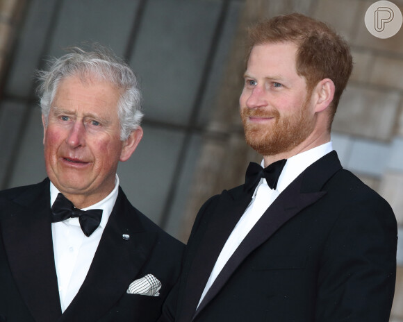 Portal garante que Rei Charles III quer fazer as pazes com Príncipe Harry