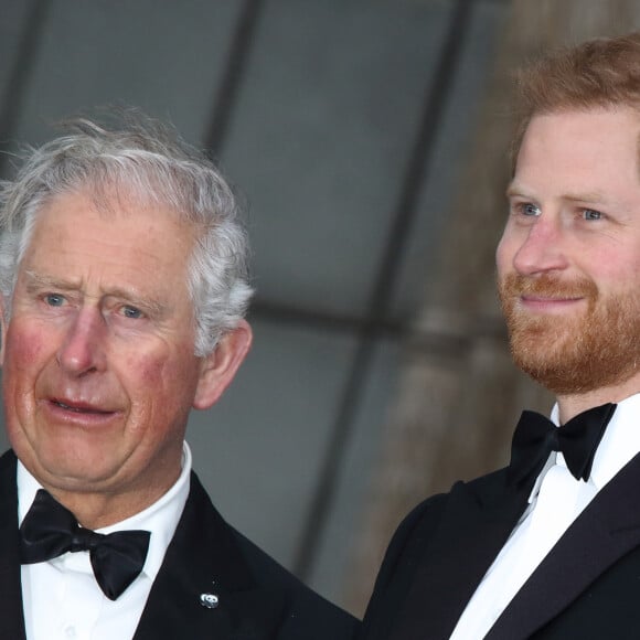 Portal garante que Rei Charles III quer fazer as pazes com Príncipe Harry