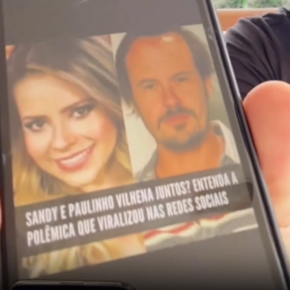 Paulinho Vilhena mostrou manchete que dizia: 'Sandy e Paulinho Vilhena juntos? Entenda a polêmica que viralizou nas redes sociais'