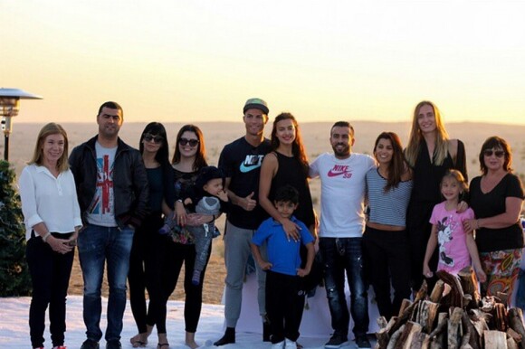 Irina Shayk apareceu pela última vez no Instagram de Cristiano Ronaldo em uma foto de família feita no Natal
