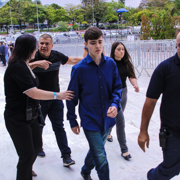 Filho de Gugu Liberato, João Augusto Liberato no velório do pai em 2019. Estudante recebeu esse nome para homenagear o bisavó João de Deus e o avô paterno, Augusto Claudino