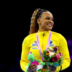 Rebeca Andrade fez história no Campeonato Mundial de Ginástica Artística, neste sábado (07), ao conquistar uma medalha de ouro no salto