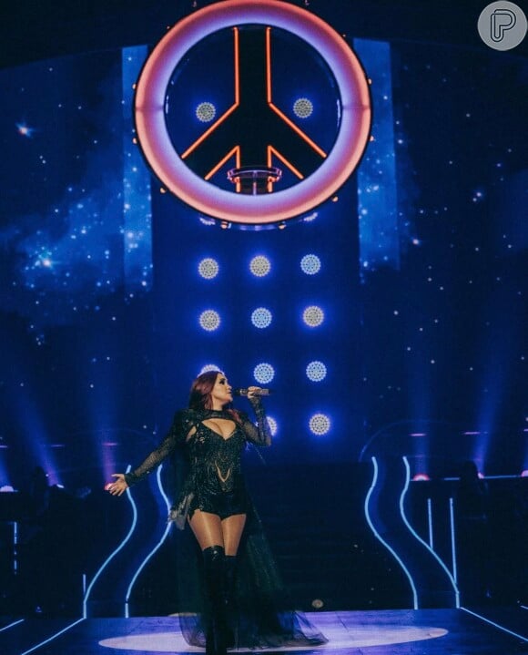 Dulce Maria adotou o símbolo da paz em seus looks e performance durante o show do RBD