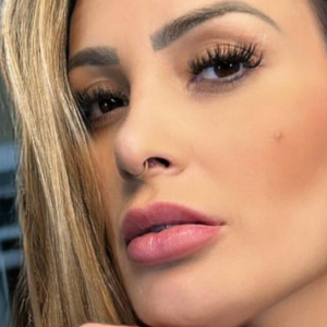 Andressa Urach, namorando, seguirá produzindo vídeos pornô com o filho como diretor