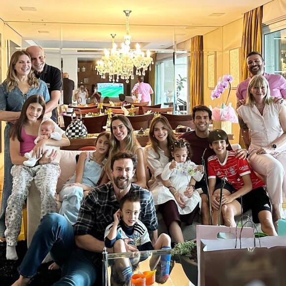 Kaká tem quatro filhos, dois com Carol Celico - Isabella, 12 anos, à esquerda de blusa rosa segurando a irmã mais nova, Sarah, de 7 meses - e Luca, de 15, à frente do pai - e duas meninas com Carol Dias - Esther, 3 anos, no colo da mãe, e Sarah