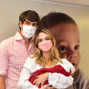 Kaká e Carol Dias em foto de outubro de 2020 quando deixaram a maternidade após alta médica segurando a pequena Esther. Na época, mundo vivia a crise sanitária da Covid-19