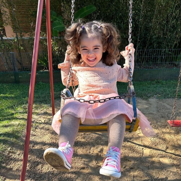 Beleza e alegria da filha mais velha de Kaká com Carol Dias chamou atenção da web em fotos do aniversário de 3 anos da menina