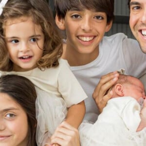 Kaká e seus quatro filhos foram comparados em foto do aniversário de 3 anos Esther, sua filha mais velha com Carol Dias