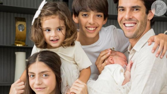Kaká e seus quatro filhos foram comparados em foto do aniversário de 3 anos Esther, sua filha mais velha com Carol Dias
