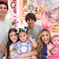 Kaká chama atenção por forte semelhança com os quatro filhos em festa de 3 anos da filha mais velha com Carol Dias