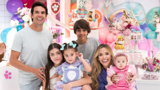 Kaká chama atenção por forte semelhança com os quatro filhos em festa de 3 anos da filha mais velha com Carol Dias