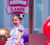 Filha mais velha de Kaká e Carol Dias, Esther, 3 anos, mostra vestido de tons claros para seu aniversário