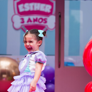 Filha mais velha de Kaká e Carol Dias, Esther, 3 anos, mostra vestido de tons claros para seu aniversário