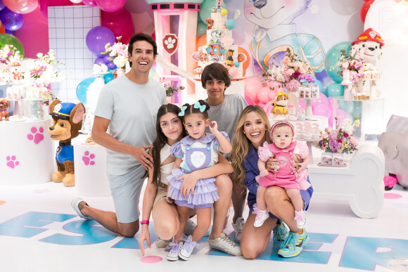 Kaká e Carol Dias posam com as filhas do casal, Esther e Sarah, e os filhos dele, Luca e Isabella