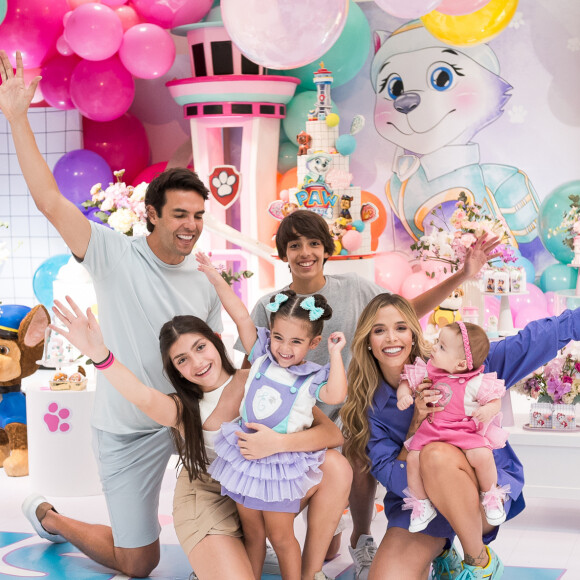 Kaká e Carol Dias se divertem na festa da filha Esther ao lado de Sarah (filha mais nova do casal) e Isabella e Luca (filhos do ex-jogador com Carol Celico)