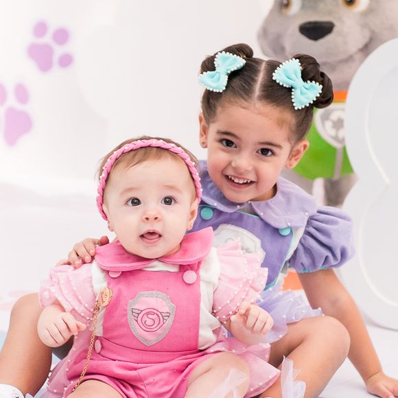 Filhas de Kaká e Carol Dias, Esther (3 anos) e Sarah (7 meses) posam juntas na festa da menina mais velha