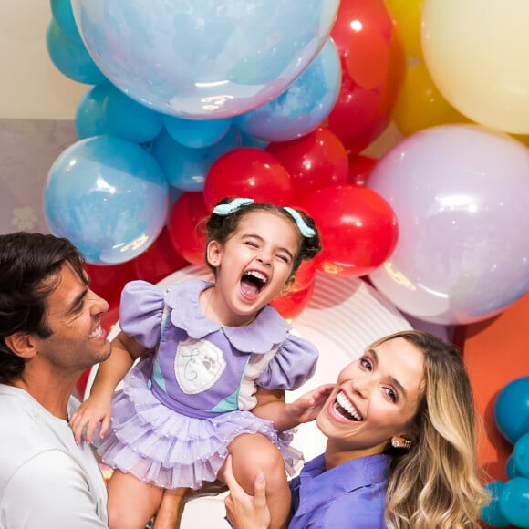 Esther brinca com os pais, Kaká e Carol Dias, em seu aniversário de 3 anos