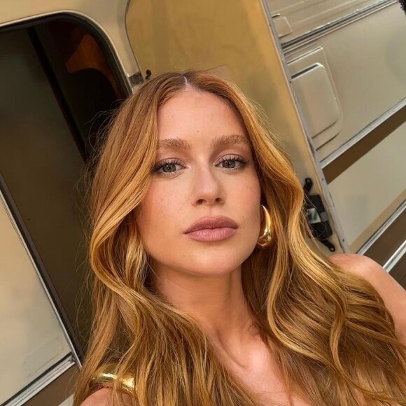 Marina Ruy Barbosa e Iza se reúnem para campanha e atriz comemora: 'Encontro de cabelos'