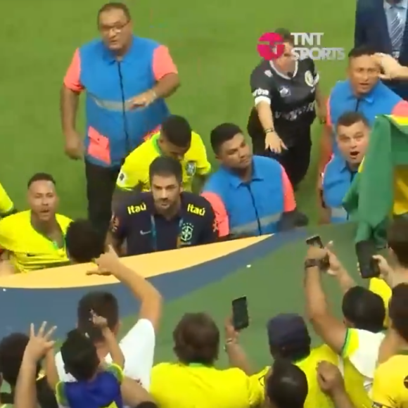 Neymar xingou torcida brasileira após tomar uma chuva de pipoca após atuação fraca contra Venezuela para a eliminatória da Copa do Mundo
