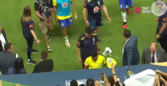 Neymar tomou um saco de pipoca na cabeça após atuação abaixo do esperado pela seleção brasileira de futebol