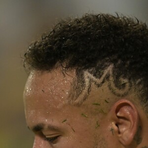 Neymar fez um M no cabelo para fazer uma homenagem para ao nascimento da filha, mas o ato perdeu o valor após perfil expor noitada do jogador