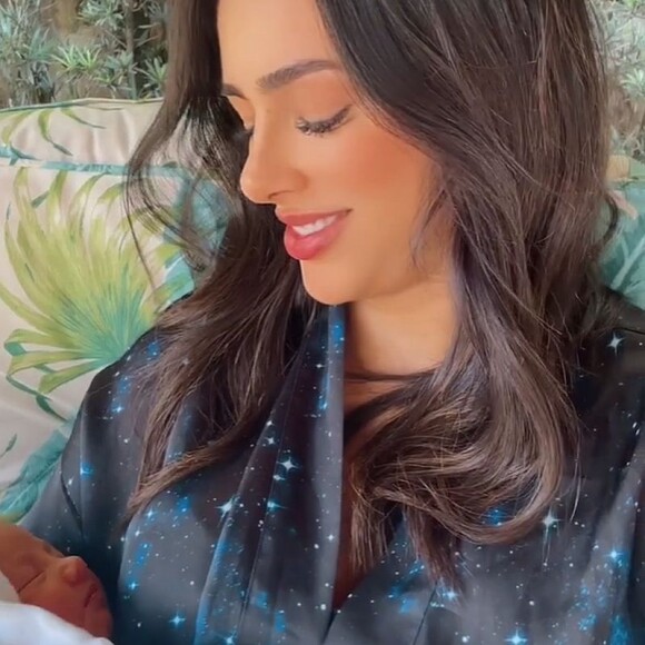 Bruna Biancardi surgiu neste domingo, 15 de outubro de 2023, com Mavie no colo